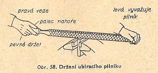 práci s malými a tvarovými pilníky mění se držení levé ruky, pilník se drží mezi palcem a