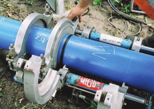 Svařování PE potrubí Porovnání svařování elektrotvarovkami a metoou na tupo Výhoou svařování metoou na tupo je nevelké navýšení vnějšího průměru v místě svaru.