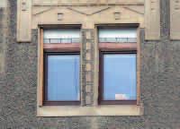 U značné části domů v památkové zóně, jejichž stáří se pohybuje kolem sta let, jsou však okna z důvodu zanedbané údržby dožilá a nesplňují již tepelně izolační nároky.
