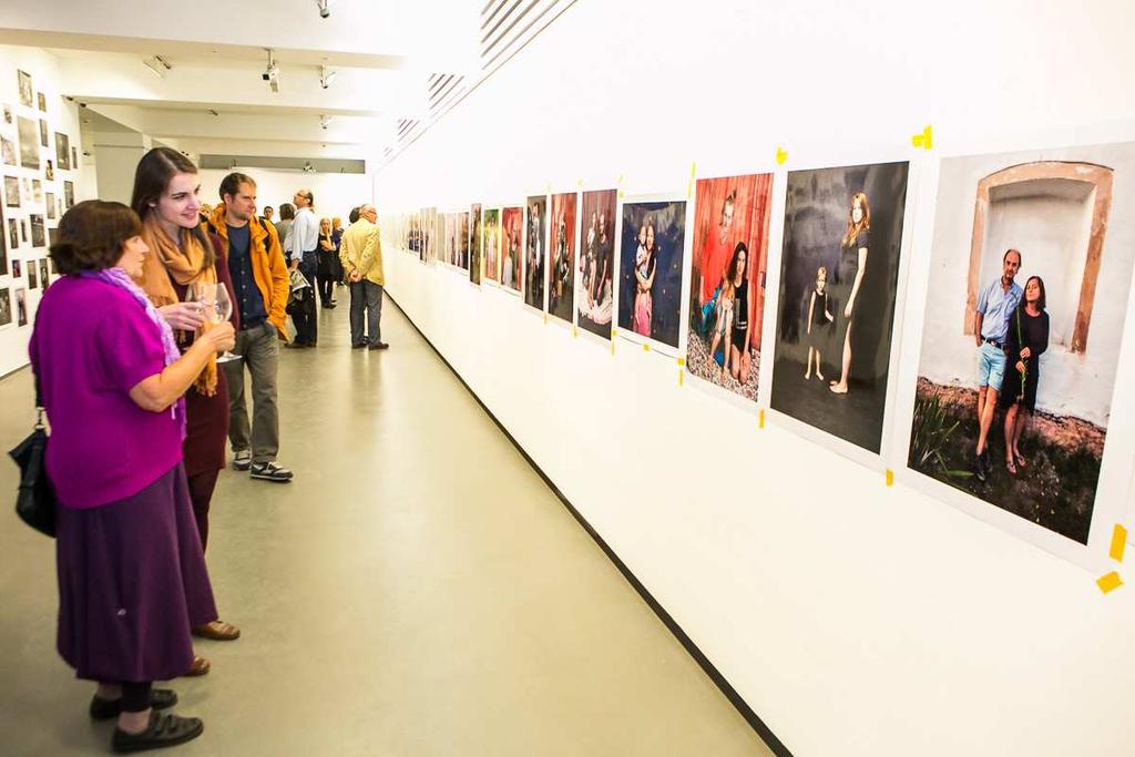 Pavel Baňka: Blízkost 10. 10. 2017 7. 1. 2018 kurátor: Martin Mazanec Dosud neprezentované cykly portrétů fotografa Pavla Baňky byly vystaveny v Domě fotografie.