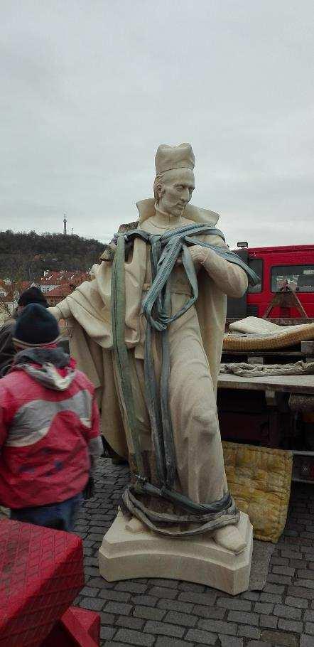 Čtyři restaurované sochy a vrcholová statue Panny Marie již jsou vráceny na místo. Dosud byla plně očištěna architektura sloupu včetně okolního zábradlí.