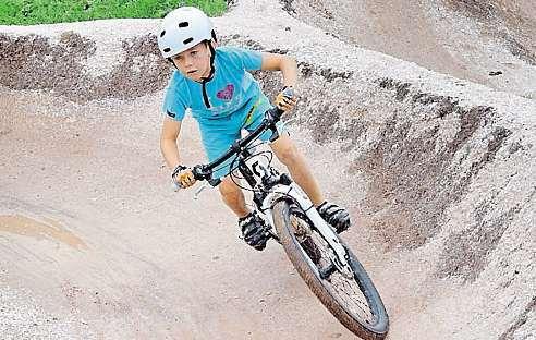 2 27. dubna 2018 Trutnovsko Tratě svlnamijsou vkurzu Hostinné chce nalákat cyklisty na pumptrack.