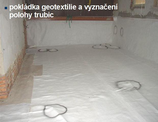 Foto /19/ zakrytí hydroizolačního systému geotextilií FILTEK 500 Celý hydroizolačný systém byl zakryt