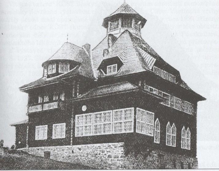 (Stoklasa, 2013). V hotelu se nacházelo celkem 29 pokojů se 72 lůžky a tři hostinské místnosti. Pokoje byly vybaveny moderním nábytkem. (Polášek a kol., 2009).