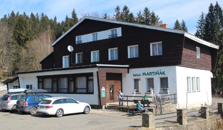 3.7. Hotel Martiňák Hostinec je především znám díky své minulosti, jelikož se v jeho prostorách nacházela jedna z hlavních partyzánských základen. V říjnu roku 1944 zde byl i štáb 1.