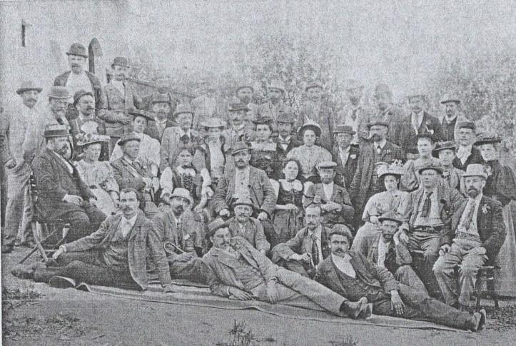 4.2.2. Klub českých turistů (KČT) KČT byl založen již v roce 1888 v Praze. Společně s PJR patří mezi nejstarší turistické spolky na světě (Polášek a kol, 2009).