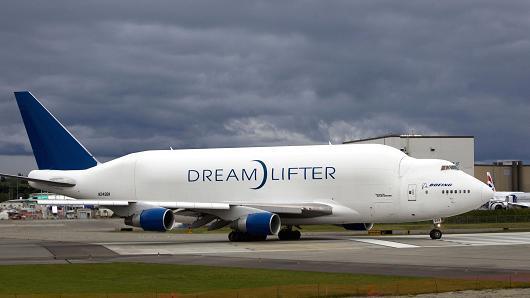 Obrázek 2 Boeing 747 Dreamlifter vznikl přestavbou dopravního letounu Boeing 747 (zdroj: [12]) Boeing 777F Boeing 777F byl vyvinut jako reakce na celosvětovou poptávku nákladních společností.