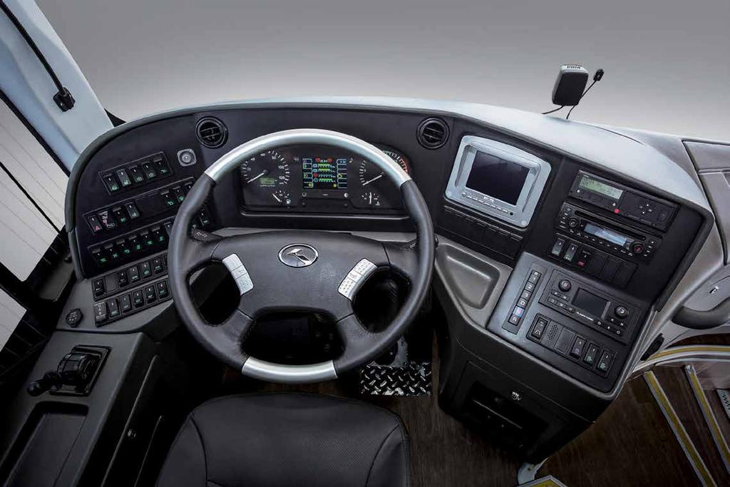 Technická specifikace MODEL C9 C10 KAROSERIE ROZMĚRY DVEŘE A OKNA Délka x šířka x výška (mm) 9015 2500 3380 9915 2500 3435 Dveře Hliníkové, otočné, s dálkovým ovládáním Rozvor náprav (mm) 4300 5100