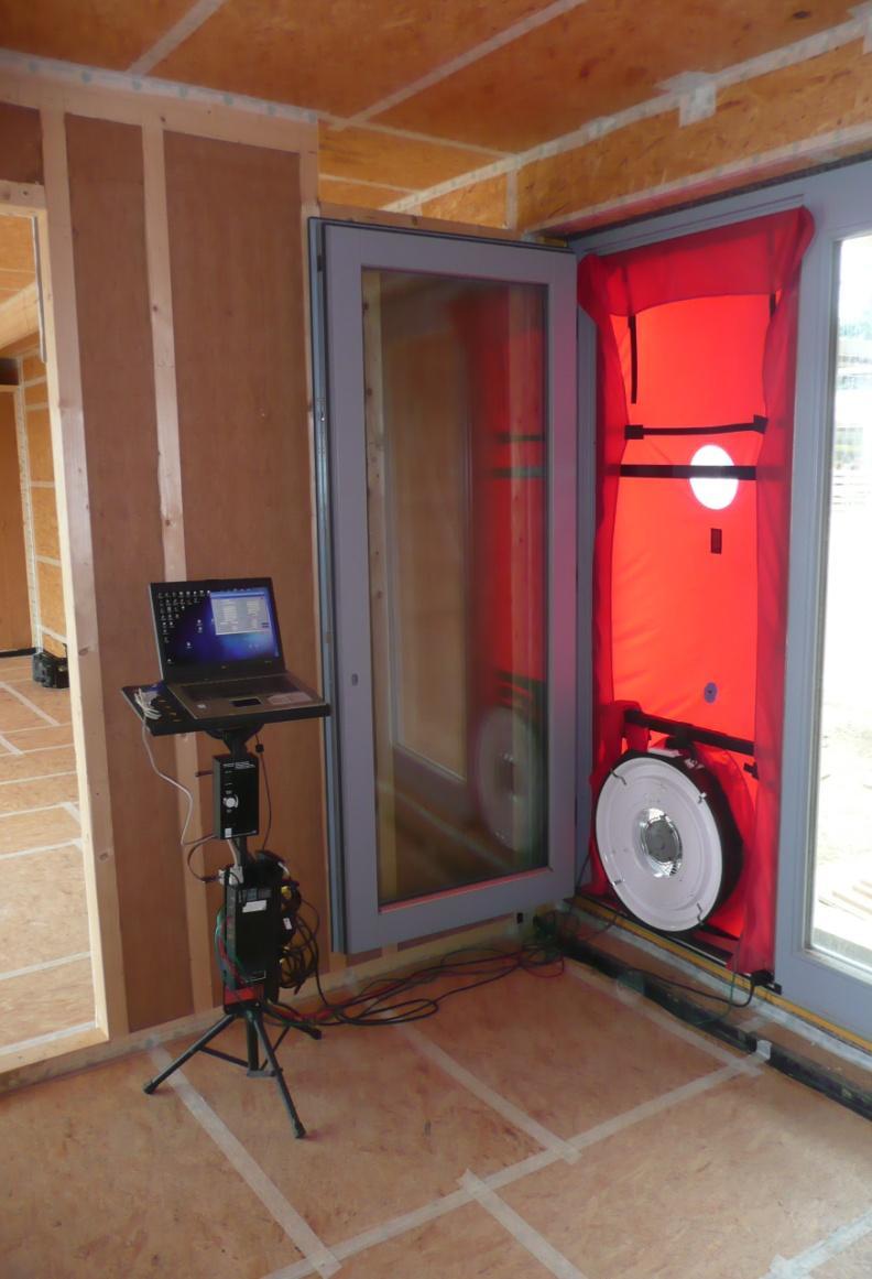 podstata měření BD testu: BLOWER DOOR TEST měření množství vzduchu, které unikne z měřeného prostoru při tlakovém spádu 50 Pa (= silnější vítr) pro NED domy je přípustná výměna 100%/hod pro PD