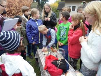 akcí. (Langová Hana, Kandlová Marie) Pokračujeme s prodejem dotovaných mléčných výrobků žákům v rámci projektu Školní mléko. Prodeje o velké přestávce se ujala paní Horáčková.