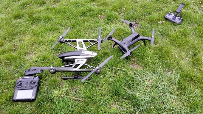 Základní pojmy a úvod k létání 27 Obrázek 9: Zleva dron Yuneec Q500 a dron Solo od 3D Robotics Kromě dronů pro masový trh je mnoho osvědčených výrobců, kteří se soustředí na větší drony pro