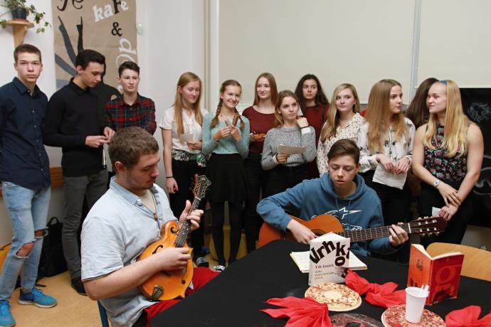 Další program se nesl především ve znamení přijímacích zkoušek nanečisto, které si napsali a vzápětí spolu s učiteli gymnázia vyhodnotili žáci devátých i pátých ročníků základních škol.