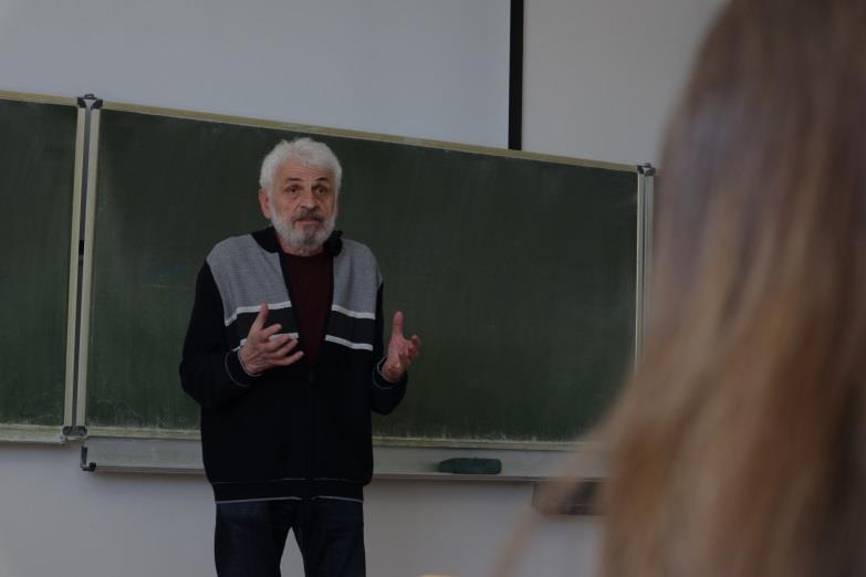 Přednáška Fedora Gála Rekonstrukce 2017-2018 na gymnáziu Čas prázdnin je na našem gymnáziu také tradičním časem rekonstrukcí.