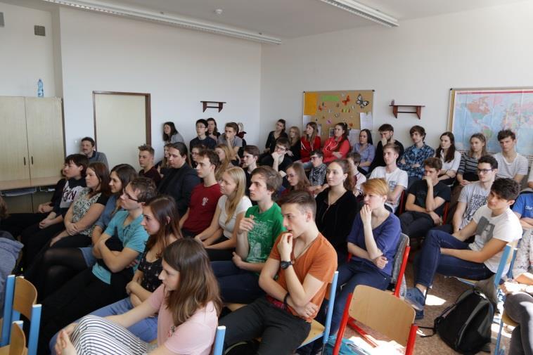 V první byla obnovena omítka na staré budově směrem do Štaflovy ulice.