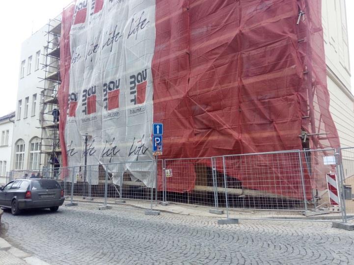 Rekonstrukce s sebou nese také výměnu, respektive nové nátěry řady oken ve vyjmenovaných částech nemovitosti.