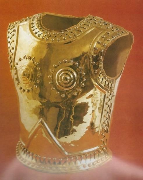 Mladší doba bronzová (1300 1100) Popelnicová pole Žárový pohřební ritus, pohřbívání v urnách (= popelnicích) Sjednocení materiální