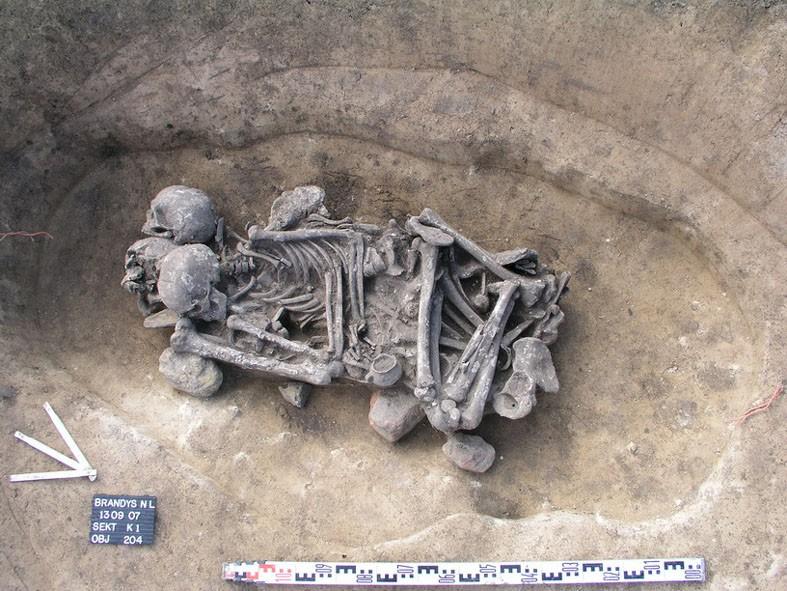 Únětická kultura Sídliště především nížinná otevřená, ale zejména