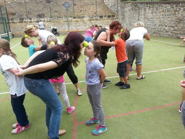 hřiště, kde probíhalo soutěžení dětí proti rodičům i společné soutěže.