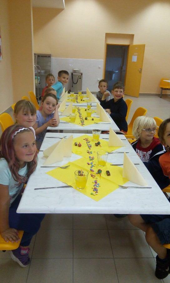 party. Po vyčištění zoubků se uložily do spacáků a při pohádce z DVD postupně usínaly.