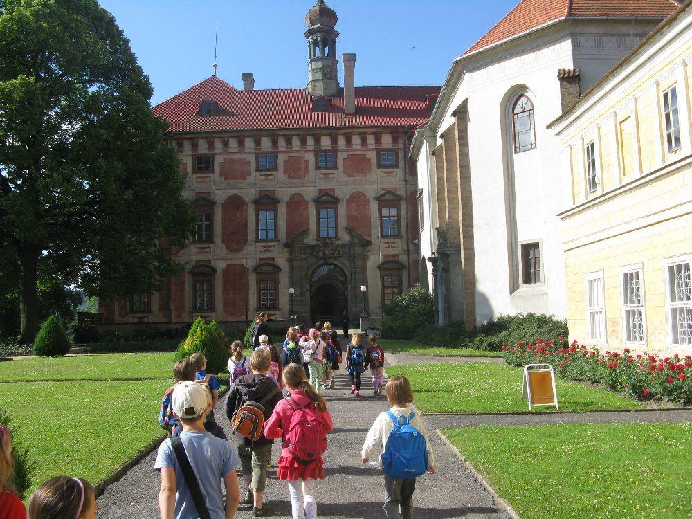 Prvňáci v Libochovicích Ve středu 17. června podnikly děti prvních tříd další výpravu do blízkého okolí. Cílem byly Libochovice.