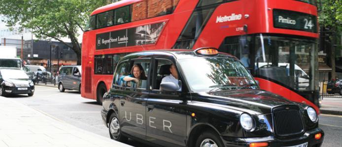 Uber ztratil licenci v Londýně Londýnský regulátor dopravy zrušil licenci společnosti Uber, provozující alternativní taxislužbu. Zrušení licence postihne více než 40 tisíc řidičů.