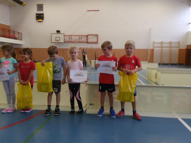 Florbalový turnaj Z naší školy byli vybráni žáci z pátých tříd na florbalový turnaj. Byl jsem jedním z nich. Turnaj se konal v Lomnici nad Popelkou v úterý 13. 11. 2018.