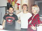 Mimo soutěž ale bylo možno ochutnat šunkové závitky s křenem nebo domácí baileys. Pro přítomné byly připraveny zdarma jednohubky, ale i vánoční punč, káva a čaj.