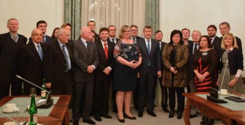 Spolupráce s Vládou ČR Jedáí prezidetů profesích komor s předsedou Vlády ČR 31.