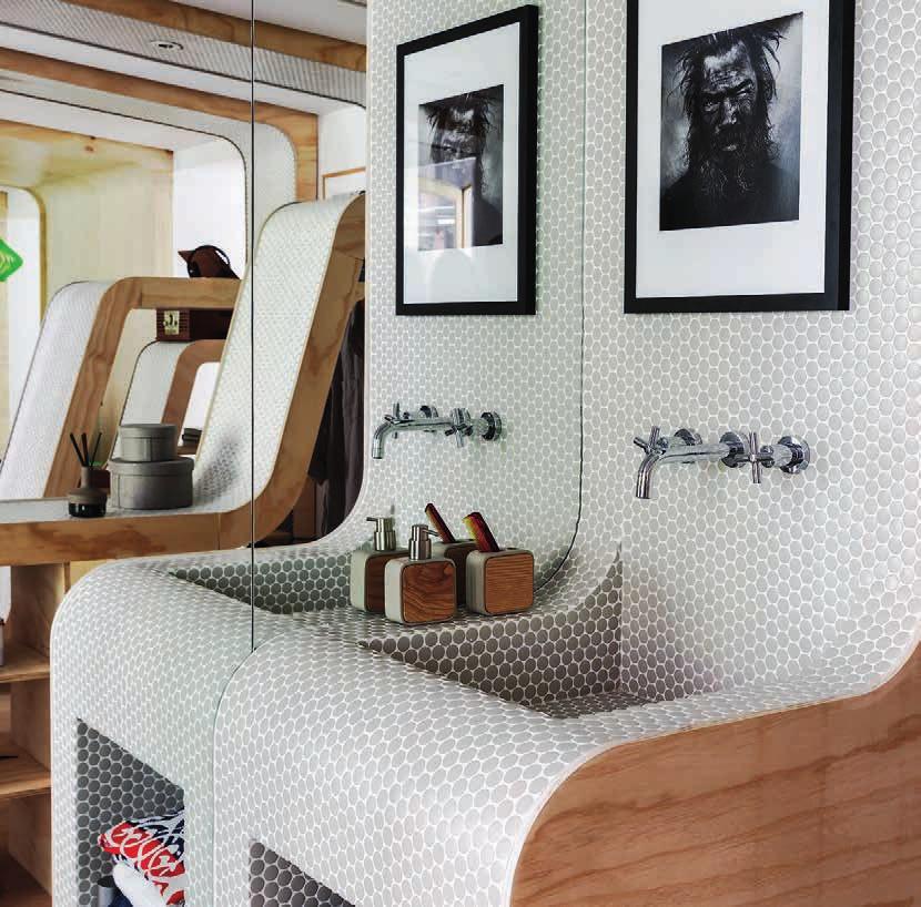 STONE CasaDecor. Madrid, Spain. Projekt: Zooco estudio STONE - zemité, nenápadné, přírodní barvy dají vyniknout sametově matnému povrchu této mozaiky.