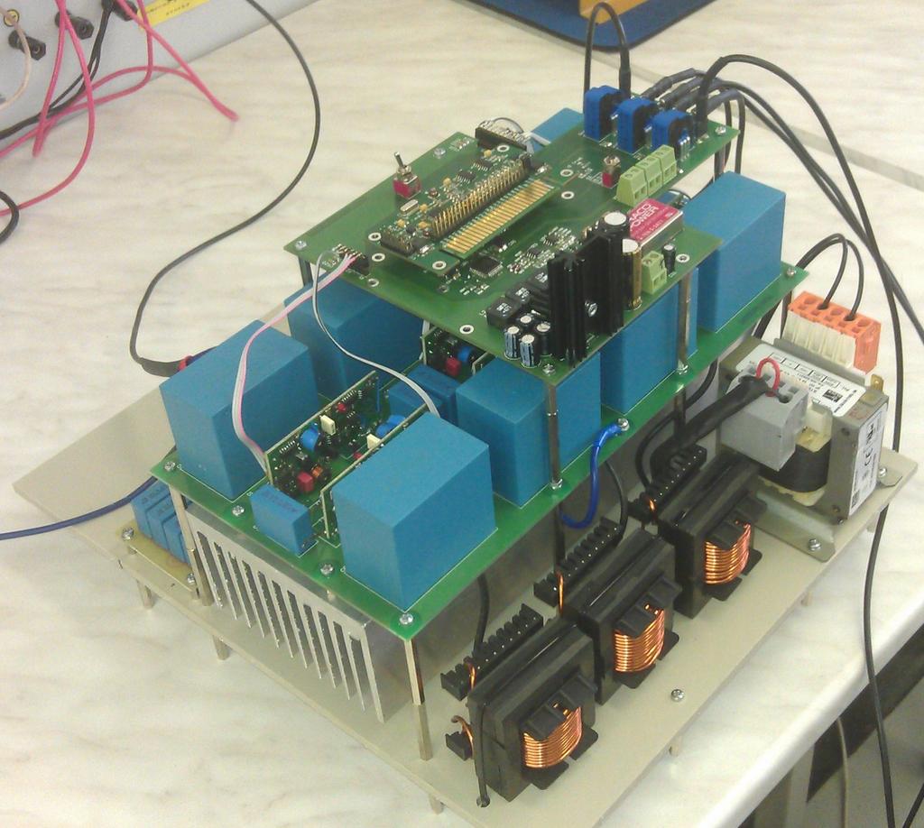 jsou svitkové polypropylenové EPCOS 470nF/630V. V každé fázi jsou osazeny čtyři paralelně. Kapacita kondenzátorů v meziobvodu je 480F.