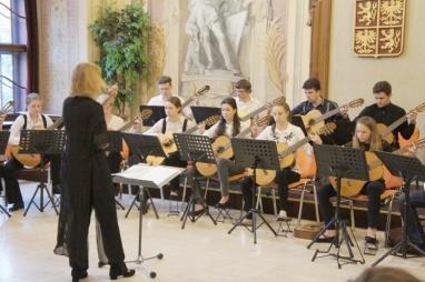 prosince v Koncertním sále ZUŠ, Došlíkova 4185/48 na Otevřené hodině kytarového souboru mladších žáků 10.