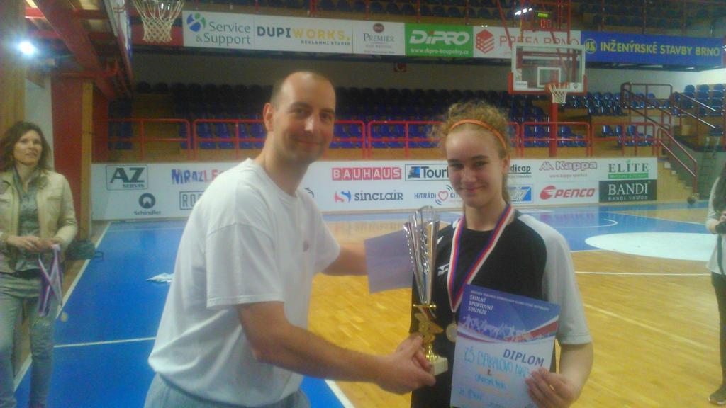 Basketbal kat. DIII: Naše děvčata se zúčastnila každoročního turnaje v basketu - kat. DIII. Turnaj se odehrál v basketbalové hale Rosnička. Všechna utkání si vedla velmi dobře.