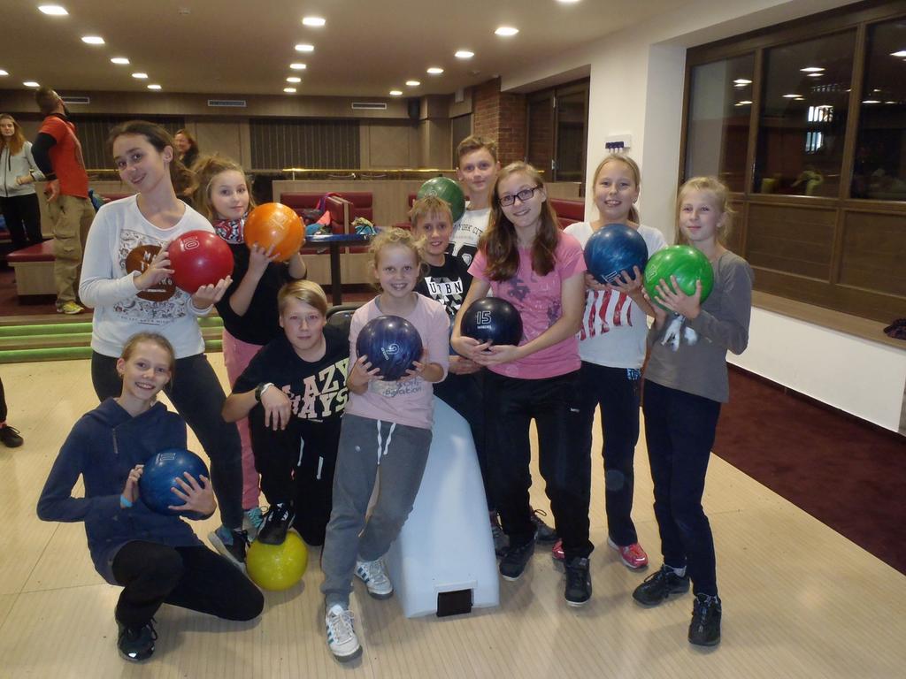 kreativní a především jsme si zahráli spoustu her, a tím se lépe poznali. Krom všeho jiného jsme se utkali také v bowlingu.