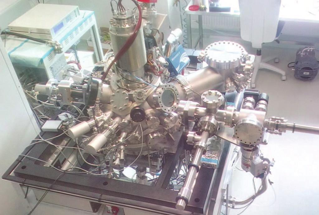 3 UHV SEM Jedním z prototypů, které v současnosti vyvíjí brněnská firma TESCAN ve spolupráci s Ústavem fyzikálního inženýrství VUT, je ultravakuový rastrovací elektronový mikroskop (anglicky
