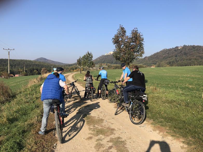 Orelský cyklovýlet s Mladými lidovci Je slunečné sobotní dopoledne. 13. října 2018. Město se probouzí a několik nadšených cyklistů se shromažďuje před uherskohradišťskou Orlovnou.