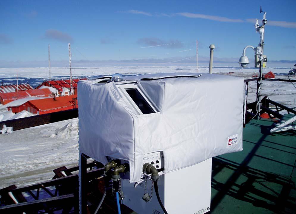 Obr. 4 Instalovaný Brewerův spektrofotometr na argentinské stanici Marambio. Klimatická část projektu, na které se ČHMÚ podílí 1. Nákup Brewerova spektrofotometru Brewerův spektrofotometr MK III.