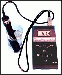 1 REDOX POTENCIÁL MĚRNÁ ELEKTRICKÁ VODIVOST (KONDUKTIVITA) Vodivost (konduktance) Míra ionizovatelných anorganických a organických součástí vody JEDNOTKA vodivosti je siemens (S) Měrná vodivost