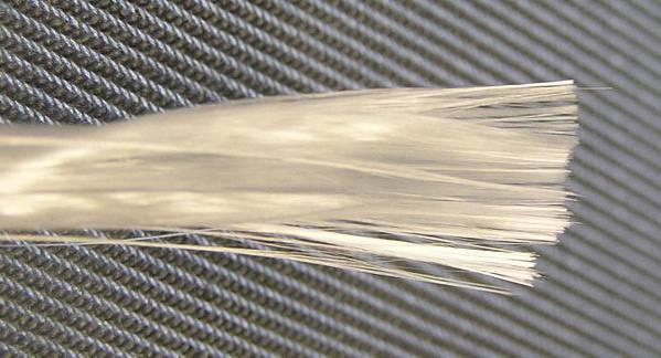 UTB ve Zlíně, Fakulta technologická 18 1.3.3 Skleněná vlákna Nejběžnější skleněná vlákna se vyrábějí především ze skloviny označována, jako sklo E.
