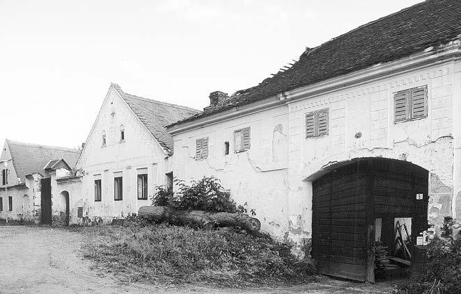 BAVOROVICE Bavorovice dûm ãp. 59 (1999) Bavorovice usedlosti ãp. 4 a 5 v jiïní ãásti návsi (1999) nû severojiïního smûru, situovaná pûvodnû na bfiehu slepého vltavského ramene.
