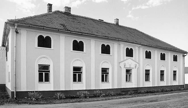 BECHYŇSKÁ SMOLEČ dov ch rodinn ch domkû. Tento nevratn zásah bohuïel jen potvrdil neschopnost socialistické typizované architektury vyrovnat se s památkovû hodnotn m prostfiedím tradiãní vesnice.