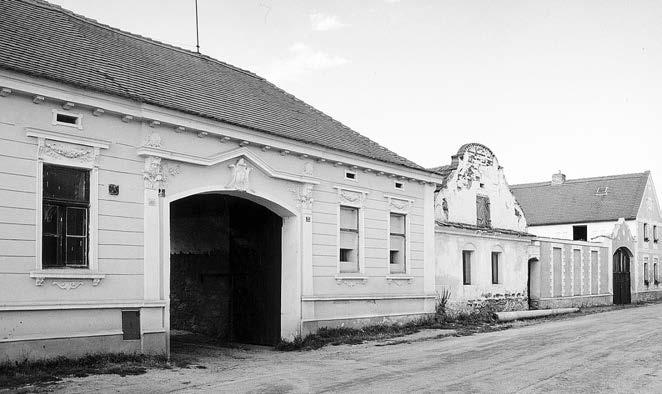 ch kvalit jako jiné vsi v regionu. I pfies uvedená naru ení ale Bavorovice pfiedstavují dosud památkovû velmi hodnotné sídlo a roku 1990 se staly vesnickou památkovou zónou. Bavorovice dûm ãp.