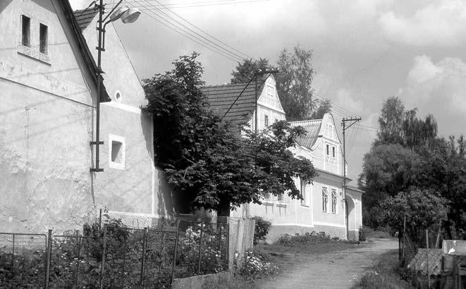 století patfiit k biskupskému statku T n nad Vltavou, obdobnû jako fiada vesnic na BechyÀsku. V písemn ch pramenech se ale poprvé bezpeãnû pfiipomíná aï roku 1511.