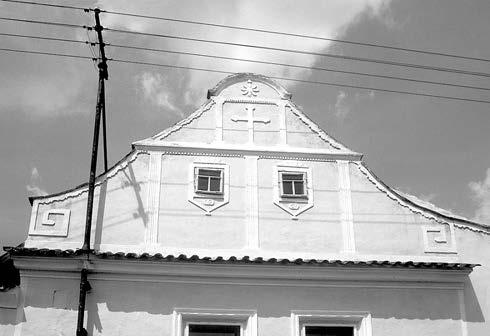BEZDĚČÍN BechyÀská Smoleã detail títu domu ãp. 5 (1997) Bezdûãín usedlost ãp. 4 (2000) tem asi ze 60. let 19. století. Protûj í s pka je datovaná opût 1864.