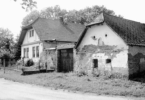 19) bohuïel jiï v minulosti pfii la o tukovou v zdobu, uchovaly si v ak základní hmotov rozvrh a navíc také pûkná skládaná vrata.
