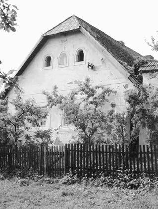 BLANICE Bezdûãín klasicistní dûm ãp. 5, datovan 1833 (2000) míry byla vesnice svázána s blízk m Údolsk m hrádkem v Josafatském údolí, nevíme. Tento hrádek patfiil ve 14.