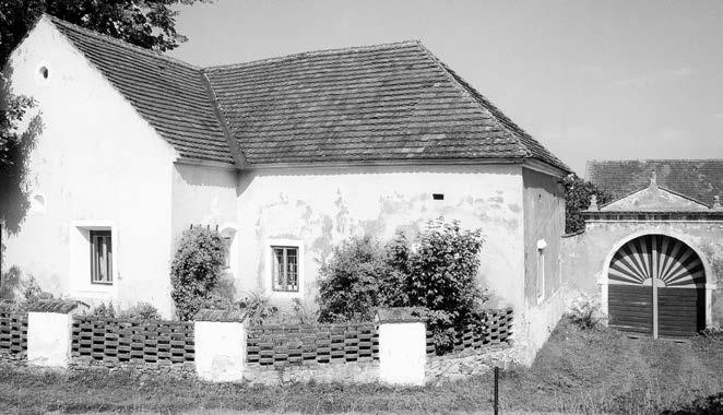 BLANICE Blanice areál dvorce ãp. 1 (2000) První písemná zmínka o vsi se sice váïe aï k roku 1274, star í pûvod vesnice ale jednoznaãnû dokládá existence pûvodnû románského kostela sv. Jiljí.