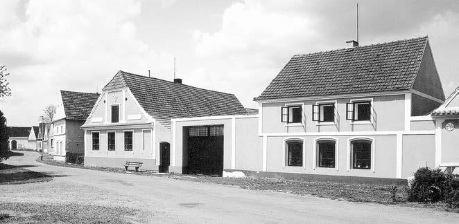 Severní okraj vesnice uzavírá potok Brody, tekoucí od @Zál í a ústící pod Borkovicemi do Blatské strouhy.