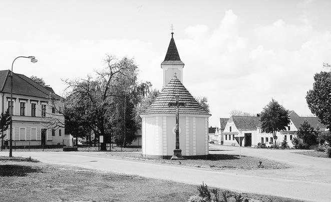 V Borkovicích se dochoval pozoruhodn soubor zdûné lidové architektury. PfiestoÏe vesnice leïí v centrální ãásti Blat, pro nûï je typická mladá, bohatû zdobená architektura vesmûs ze druhé poloviny 19.