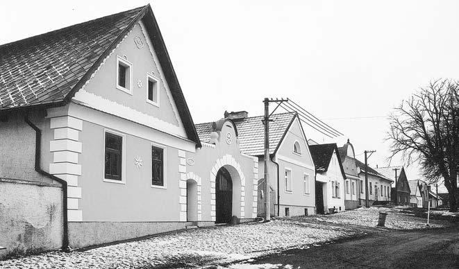 Borotín západní strana návsi, vlevo ãp. 6 (2002) ích hodnotn ch staveb pfiipomeàme patrovou s pku v ãp. 2, dûm ãp. 29 s trojúhelníkov m títem a s bránou asi aï z poãátku 20.