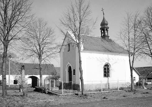 4 s valbovou stfiechou na západní stranû je pfiíkladem eklektické architektury patrnû ze závûru 19. nebo poãátku 20. století.